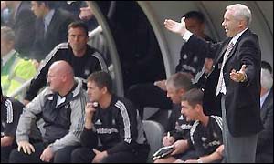 Peter Reid shows his dissatisfaction with his players in the loss at Newcastle