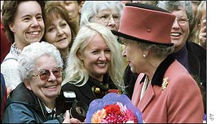 Queen meets Canadians on walkabout