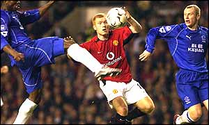 Paul Scholes attacks the Everton defence