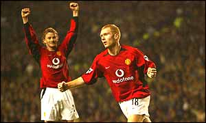 Paul Scholes celebrates his first goal against Everton