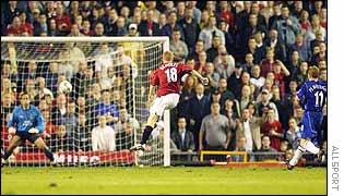 Paul Scholes scores for Manchester United