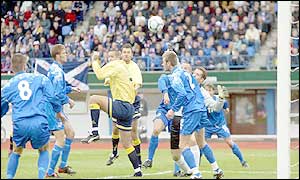 Christian Dailly heads in the first Scotland goal