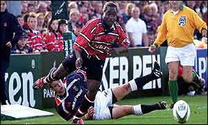 Gloucester wing Marcel Garvey beats Mossy Lawlor before going on to score the first try 