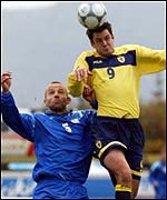 Steve Thompson rises above Larus Orri Sigurosson 