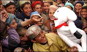 War Child's puppet Seamus with children in Afghanistan