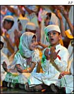 Iraqi children perform at celebrations for the referendum