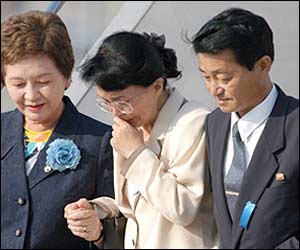 Fukie Hamamoto (centre) and her husband, Yasushi Chimura (right) who was kidnapped with her (AP)