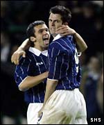 Callum Davidson congratulates Steven Thompson