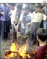 Dhaka demonstrators burn Bush effigy