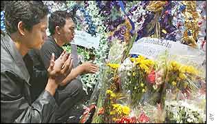 Balinese lay wreaths in honour of the victims