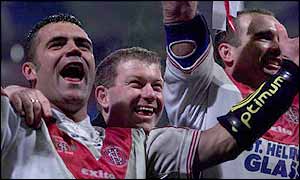 Ian Millward (centre) celebrates Saints win in the 2001 World Club Challenge