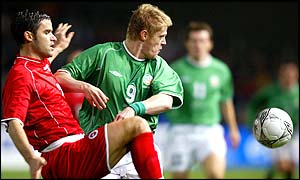 Damien Duff is thwarted by Bernt Haas