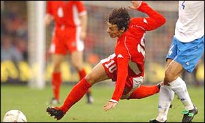 Simon Davies at full stretch against the Azzurri