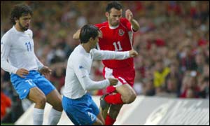 Ryan Giggs takes on Christian Panucci