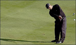 Campbell's second shot to the sixth sets up his birdie and gives him a one-shot lead in the afternoon session