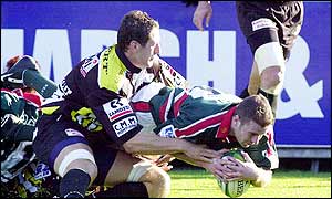 Leicester's Geordan Murphy dives over to score a try