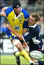 Olivier Magne is brought down by Gareth Archer