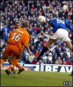 Peter Lovenkrands heads home