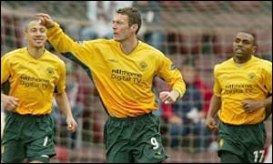 Chris Sutton scores Celtic's first goal 