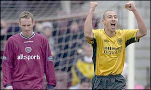 Celtic reduce Rangers lead at the top of the SPL to just a point 