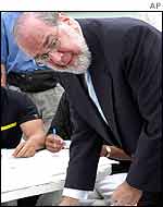 President Gustavo Noboa casts his vote