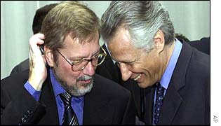 Denmark's Per Stig Moeller (l) with France's Dominique de Villepin 