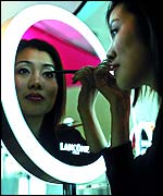 Woman applying mascara, copyright T de Sant Chamas 