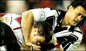 St Helens' Keiron Cunningham is tackled by Ali Lauiti'iti 