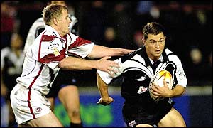 New Zealand's Robbie Paul gets past St Helens' Darren Albert 