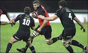 Todd Blackadder takes on the Neath defence