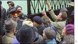 Families outside Moscow's Hospital Number 13