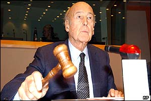 Valery Giscard d'Estaing unveiling the preliminary draft in Brussels