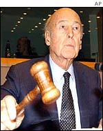 Valery Giscard d'Estaing unveiling the preliminary draft in Brussels