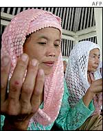 Indonesian women praying for peace