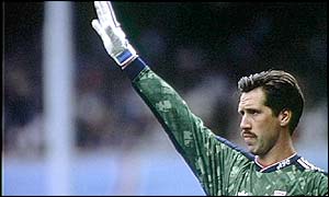 Easy maintenance hair is the key for David Seaman in 1991 in the early years of his glittering career