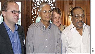 Tiger delegate Anton Balasingham (R) with government minister GL Peiris (C) and Norwegian mediator Vidar Helgerson (L)