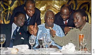 (l-r) Ivory Coast's lead negotiator Laurent Dona Fologo, Togolese Foreign Minister Koffi Panou and Togolese Defence Minister Assani Tidjani
