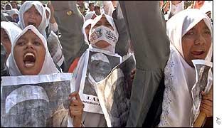 Indonesian women protest at the detention of Abu Bakar Ba'aysir
