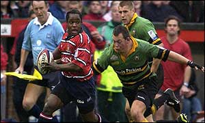 Marcel Garvey escapes the tackle of Saints' Steve Thompson