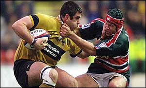 Leicester flanker Josh Kronfeld halts Wasps' Peter Scrivener