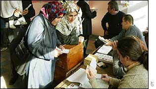 Turkish women cast their votes