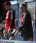 Wenger gives out orders to Arsenal
