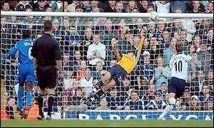 Chelsea keeper Carlo Cudicini saves from Jamie Redknapp