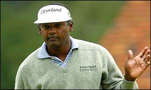 Vijay Singh accepts the applause after a birdie during his final round