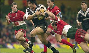 New Zealand's Ruben Wiki manages to evade Welsh tackles