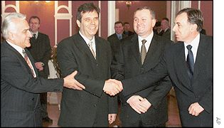 Yugoslav President Vojislav Kostunica (second right) during the meeting with the Bosnian presidency