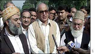 Left to right: Rahman, former president Leghari and Islamic leader Qazi Hussain Ahmed