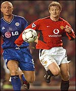 Manchester United's Ole Gunnar Solskjaer runs clear of Leciester's Matt Elliott