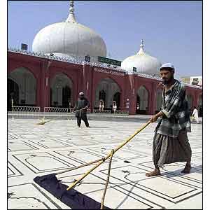 Pakistani Muslims sweep the floors of a Karachi mosque (AFP)