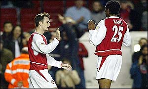 Jeffers slots home a Kanu cross to put Arsenal 2-0 up on half-time